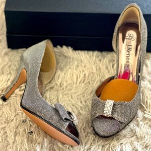 J. Renee Silver/ pewter peep toe 7